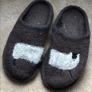 Keen lamb slippers